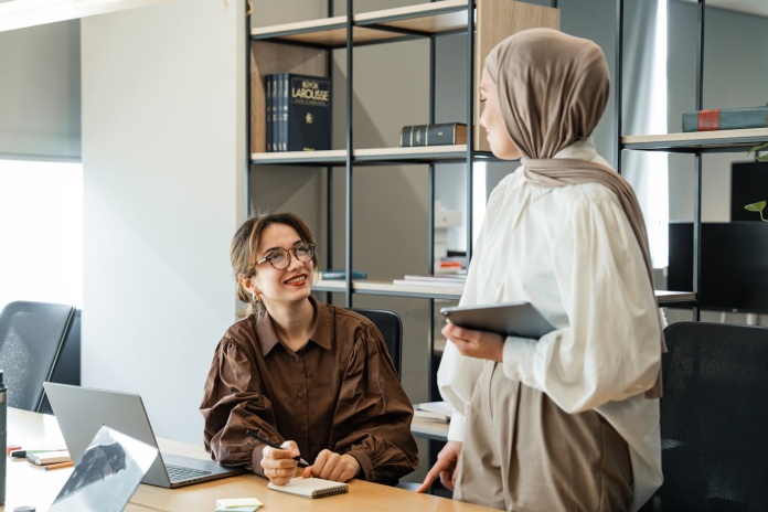 komunikasi tertulis, menulis di lingkungan kerja, teknik menulis